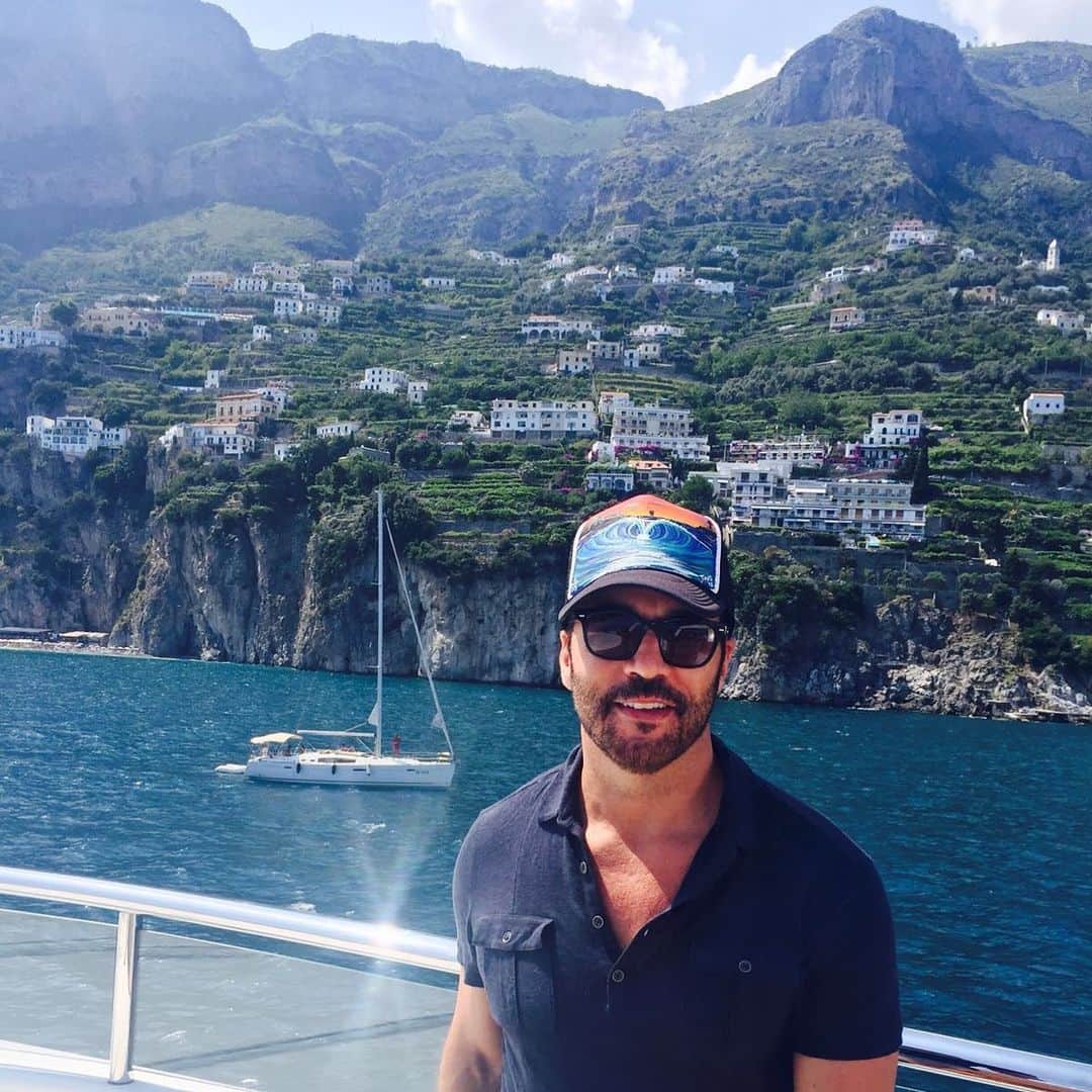 ジェレミー・ピヴェンのインスタグラム：「Remember traveling? If you could go anywhere in the world where would you go?」