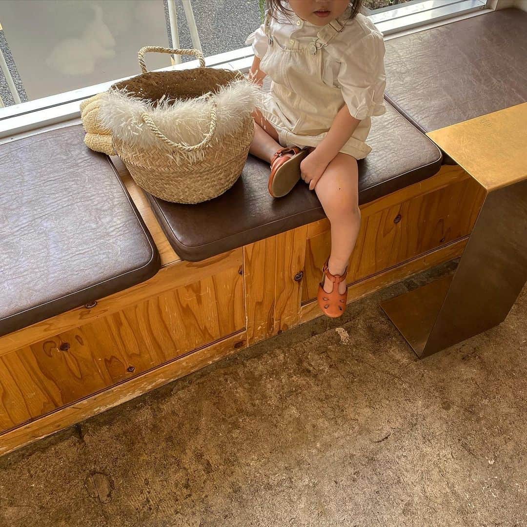 美生のインスタグラム：「𝗦𝘂𝗻𝗱𝗮𝘆.﻿ ﻿ ﻿ 靴反対に履いてる😗☕️﻿ ﻿ #次女」