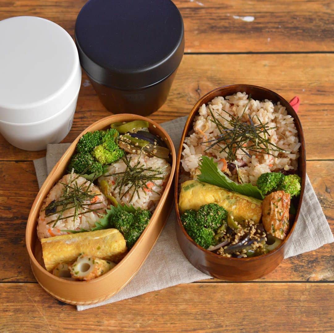 yukiyoのインスタグラム：「2020.7.6* ・ 今日のお弁当 ・ たこ飯おむすび ネギ入り玉子焼き ブロッコリーごま和え 竹輪マヨ醤油 茄子ピーマンごま炒め ・ ・ 大雨による水害が酷すぎます。 被災された方にお見舞い申し上げます。 みなさんお住まいの地域は大丈夫でしょうか ・ もうそろそろ雨止んで… 梅雨明けして欲しいですね。 ・ ・ ・ 2枚目は #pr @fujimi_official さんのサプリです。 ・ 簡単な肌診断の結果から 肌悩みに応じたサプリを選んでくれます。 一回分1パックになっているので飲むのも楽ちん❤️ ・ ・ ストーリーにURL貼っておくので 気になったら見てみてね ・ #FUJIMI #美容 #パーソナライズサプリ #パーソナライズマスク ・ #お弁当 #obento #bento #lunch #lunchbox #onthetable #japanesefood #暮らし #曲げわっぱ #lin_stagrammer #ロカリ #おうちごはんLover #マカロニメイト #IGersJP #おむすび #おにぎり」