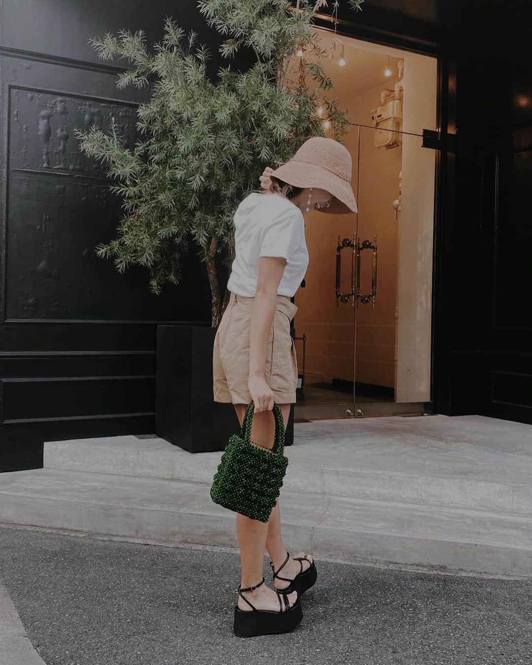 Risako Yamamotoさんのインスタグラム写真 - (Risako YamamotoInstagram)「楽しい週末はあっという間でした♡😘 ・ 夏の制服、ショートパンツにTシャツ🍑👙🌴 今年は持ち運びしやすいHELEN KAMINSKIの帽子を♡ ラフィア素材が柔らかくてコンパクトにもなるのも嬉しくて♥︎✈️ ・ リゾートっぽいコーデの日はツイリーを付けて👒🌴🐚 ・ ・ Tshirt/// #kuchidesign @kuchidesign  BOTTOMS/// #31philliplim @31philliplim  BAG/// #shrimps @shrimps  SANDALS/// #gianvitorossi @gianvitorossi  HAT/// #helenkaminski @helen_kaminski  ・ ・ #ootd #fashion #coordinate #ヘレンカミンスキー #helenkaminskiprovence」7月6日 8時28分 - risako_yamamoto