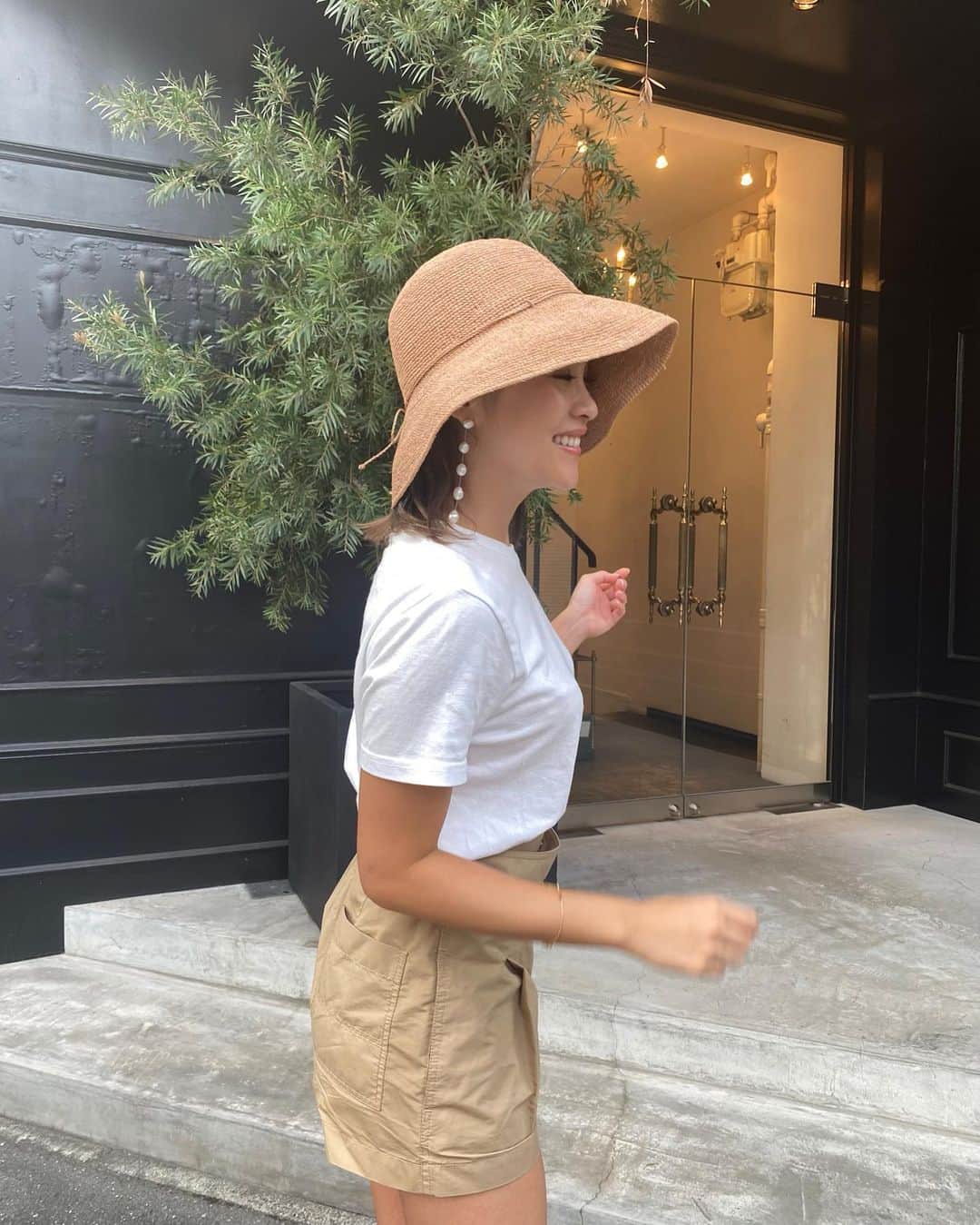 Risako Yamamotoさんのインスタグラム写真 - (Risako YamamotoInstagram)「楽しい週末はあっという間でした♡😘 ・ 夏の制服、ショートパンツにTシャツ🍑👙🌴 今年は持ち運びしやすいHELEN KAMINSKIの帽子を♡ ラフィア素材が柔らかくてコンパクトにもなるのも嬉しくて♥︎✈️ ・ リゾートっぽいコーデの日はツイリーを付けて👒🌴🐚 ・ ・ Tshirt/// #kuchidesign @kuchidesign  BOTTOMS/// #31philliplim @31philliplim  BAG/// #shrimps @shrimps  SANDALS/// #gianvitorossi @gianvitorossi  HAT/// #helenkaminski @helen_kaminski  ・ ・ #ootd #fashion #coordinate #ヘレンカミンスキー #helenkaminskiprovence」7月6日 8時28分 - risako_yamamoto