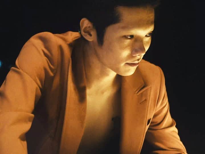 松㟢翔平のインスタグラム：「I’m in it🔥🔥 高城昌平さんのソロプロジェクトの超最高最高なミュージックビデオに出た！﻿ありがとう、ありがとうございます。YouTubeでフル観れます。  Shohei Takagi Parallela Botanica / ミッドナイト・ランデヴー ﻿ ﻿ Cast:﻿ Shohei Takagi @takagikuns﻿ Mia V @miav.me﻿ PUNPEE @punpee_﻿ Shohei Matsuzaki﻿ ﻿ Band:﻿ Shohei Takagi（Vocal,Guitar）﻿ Akita Goldman（W.Bass）﻿ Wataru Mitsunaga（Drums）﻿ Banse Tomohiko（Keyboard）﻿ Uri Nakayama（Chorus）﻿ ﻿ Director and Director of Photography﻿ @yoheipeta and @ulive_udai﻿ ﻿ Assistant Camera:﻿ @harutaaaaaaa﻿ ﻿ Lighting Director:﻿ @yukimaeshima﻿ ﻿ Lighting Assistant:﻿ Yuki Ogawa,Katsumi Karasawa﻿ ﻿ Prop stylist /Set designer:﻿ @niiiiniiiii﻿ ﻿ Stage Carpenter:﻿ Shuhei Shibayama﻿ ﻿ Prop assistant:﻿ Takuya Nagata﻿ Sachiko Egawa﻿ ﻿ Stylist:﻿ Shunsuke Okabe(UM)﻿ ﻿ Hair & Make:﻿ Kosuke Abe(traffic)﻿ @becosuke ﻿ Assistant HM:﻿ Yusuke Ogoda﻿ ﻿ Producer:﻿ Rui Fujita﻿ Leo Youlagi﻿ ﻿ Production Assistant:﻿ Koji Minoshima﻿ ﻿ Special Thanks:﻿ SUMMIT﻿ Ryota Ebina(eieio)﻿ Aztech Corporation﻿ TITELS﻿ UTUWA」