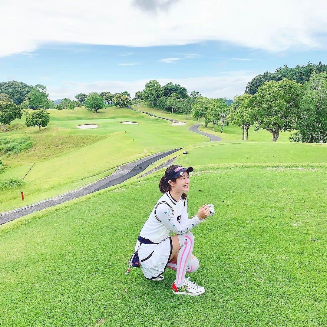 筒井萌子のインスタグラム：「* 私の練習用クラブを紹介します◡̈⋆ 渋野日向子選手が1年以上こればかりを使っていたという フジクラの「MCI K-StickⅢ」です⚐⚑⚐ ・ いつもお世話になっている @golfers_media_labo で作ってもらったよ♪ ・ シャフトのしなりを利用して振るから タイミングが少しでも違うと上手く当たらない💦 綺麗に振れた時は打感も良くボールも ものすご〜く飛びます⛳️✨ これがとっても気持ち良いの❣️ お陰で少しづつ飛距離が伸びてきた🤤🌼 私は少なくとも3年以上は振り続けたいと思います。w ・ #ゴルフ #ゴルフ女子 #ゴルフスイング  #ゴルフウェア #ゴルフ練習 #フジクラ #MCI #筒井萌子 #archivio」