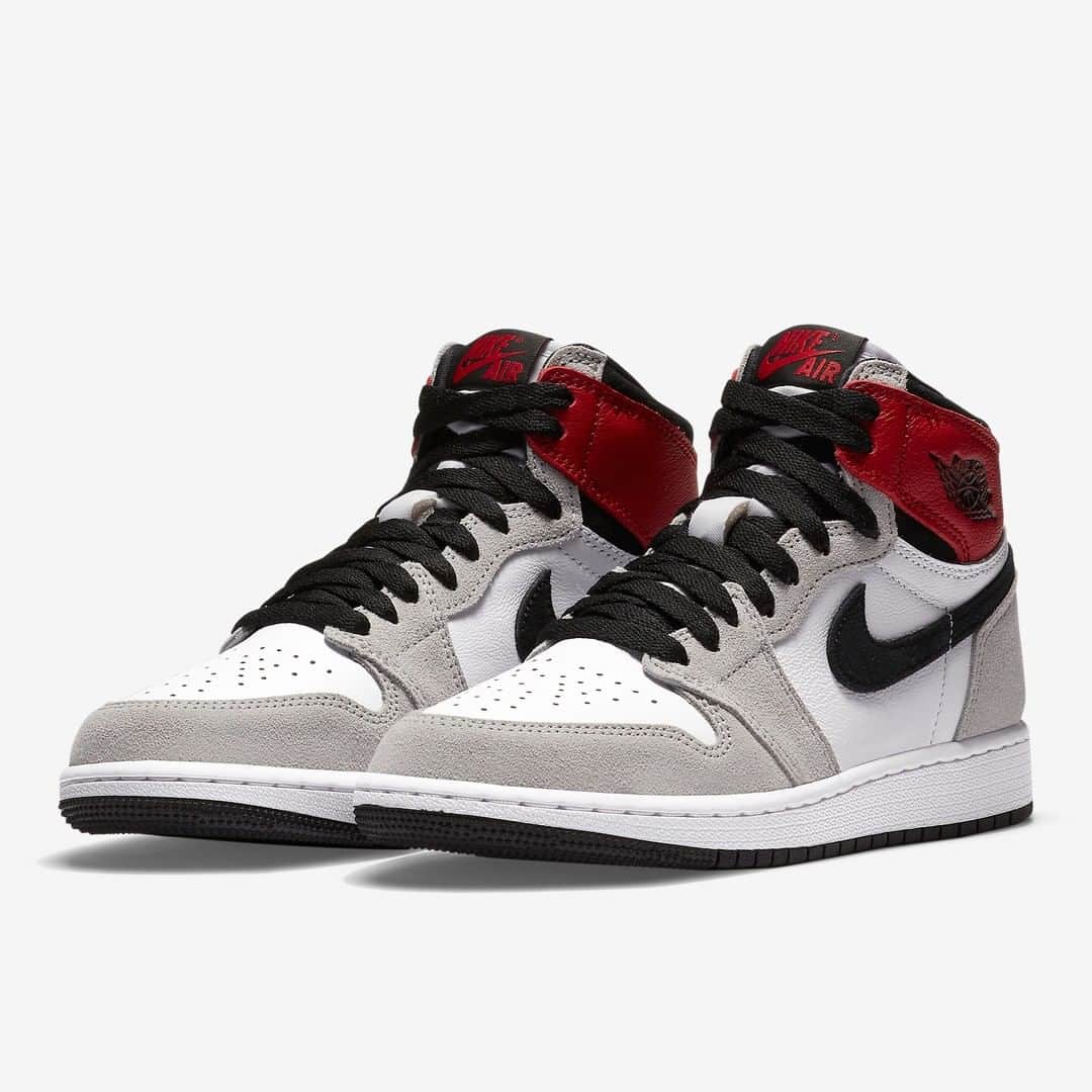 Sneaker Newsさんのインスタグラム写真 - (Sneaker NewsInstagram)「Official images of the Air Jordan 1 Retro High OG "Smoke Grey" in grade school sizes have surfaced. These will release on July 11th for $130 at select Jordan retailers. Hit the link in our bio for full details on this upcoming launch.」7月6日 9時00分 - sneakernews