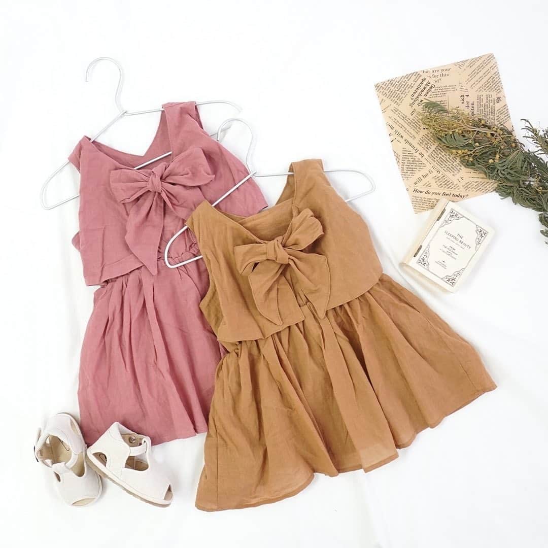 かわいいベビー服・子供服Babychuさんのインスタグラム写真 - (かわいいベビー服・子供服BabychuInstagram)「【背中の大きなリボンにきゅん🎀バックリボン♪ワンピース👗】 . 七夕セール、チェックはOK❓ あの大人気バックリボンワンピも超おトクに👛 . 明日7月7日（火）まで！今すぐチェックしてね💛 . 🎀バックリボン♪ワンピース カラー：ピンク プライス：1,700円+tax（7月7日までの特別価格） . カラー：キャメル プライス：1,600円+tax （7月7日までの特別価格） . 絶妙くすみカラー💕 たっぷりギャザのワンピース✨ . やわらか素材でひらひら🎶 リゾート気分🍹 . サイズがあるうちに、お急ぎくださいね🛒💨 プロフィール欄のURLから、今すぐべびちゅHPへGO🏃‍♀️ . . #ワンピース #リボン #新作 #夏の新作 #べびちゅ #babychu #ig_kidsphoto #ig_babyphoto #かわいい #子供服 #ベビー服 #親バカ部 #女の子 #娘 #赤ちゃん #ベビーコーデ #キッズコーデ #ベビーファッション #キッズファッション #出産祝い #baby #babychujp #stayhome #おうち時間 #おうちリゾート #リゾート気分」7月6日 8時55分 - babychu2014