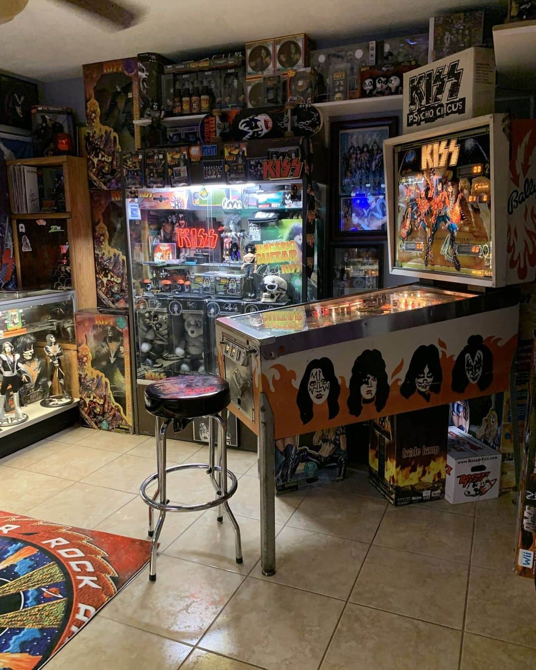 KISSさんのインスタグラム写真 - (KISSInstagram)「#CollectingKISS! Thanks to Jorge Almazan for sharing his  #KISS room with us! Great!  #KISSARMYROCKS!  Show us your collection, #KISSARMY!   Send photos & youtube video links of your collection to www.KISSOnline.com/letters.」7月6日 9時02分 - kissonline