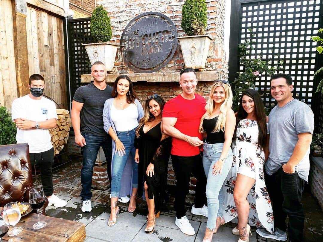 ディーナ・ニコール・コルテーゼのインスタグラム：「family ❤️❤️ surprise party for @mikethesituation minus our west coasters 😩」