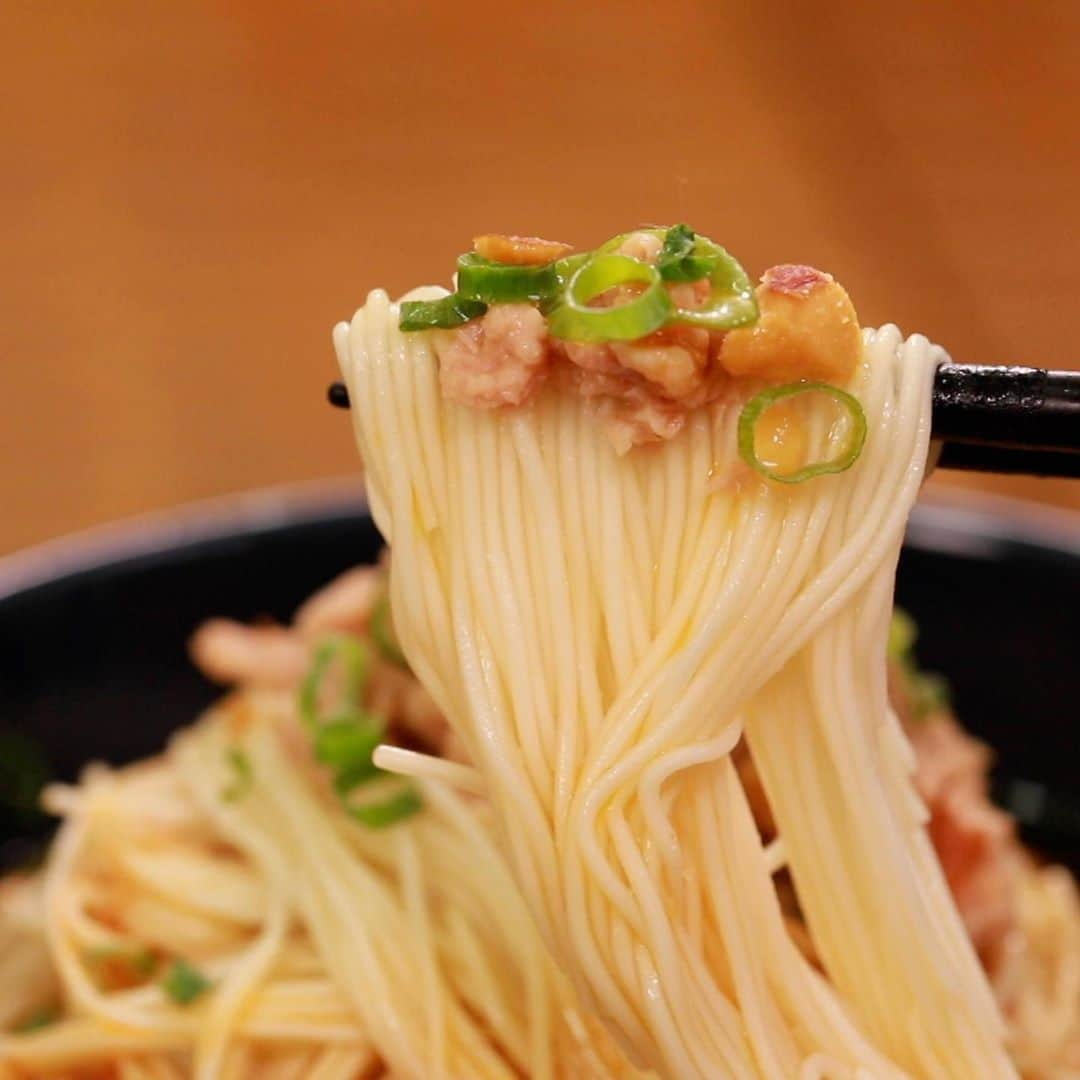 馬場裕之さんのインスタグラム写真 - (馬場裕之Instagram)「ツナラー混ぜそうめん  ＜材料＞(2人分) 神埼そうめん1袋（200g） めんつゆ(ストレート)200cc ツナオイル缶小1缶 ラー油小さじ1/2 アーモンド12粒 刻みネギ適量  レシピは 『ごちそうマエストロ』 で検索してみて下さいね😁  #新しい日常  #一緒にやってみよう #おうちごはん  #吉本自宅劇場  #馬場ごはん」7月6日 9時07分 - hiro88