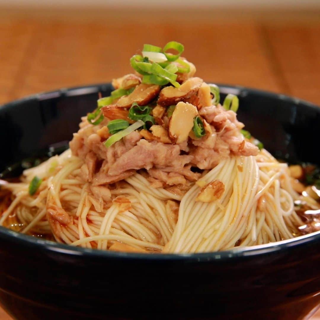 馬場裕之のインスタグラム：「ツナラー混ぜそうめん  ＜材料＞(2人分) 神埼そうめん1袋（200g） めんつゆ(ストレート)200cc ツナオイル缶小1缶 ラー油小さじ1/2 アーモンド12粒 刻みネギ適量  レシピは 『ごちそうマエストロ』 で検索してみて下さいね😁  #新しい日常  #一緒にやってみよう #おうちごはん  #吉本自宅劇場  #馬場ごはん」