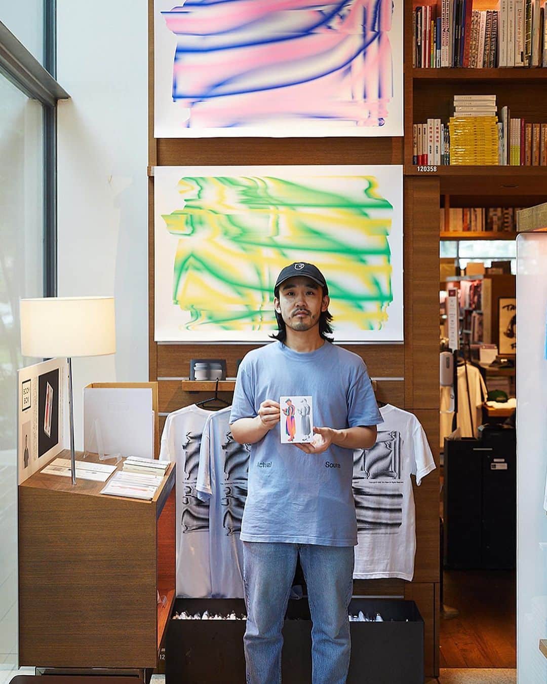 のインスタグラム：「. 【フェア】BOOK BOX No.70　加瀬 透 「膜、気流(本を読む人)」﻿ ﻿ 建築・デザイン﻿ 蔦屋書店2号館 1階 ブックフロア﻿ 2020年07月01日(水) - 07月31日(金)﻿ ﻿ 毎月、今注目のクリエイターをご紹介している箱の様な本棚、BOOK BOX。﻿ 70回目の7月は、グラフィックデザイナーの加瀬 透さんです。﻿ ﻿ 近年、新しい試みの表現を次々に生み出されている加瀬さん。﻿ 弊店の店頭でも人気が高く、発売になるとあっという間に完売になってしまう雑誌『広告』を手がけるデザイナーの1人でもあります。﻿ 以下、加瀬さんからのメッセージです。﻿ ﻿ ------------﻿ 雑誌「ブレーン 2020年4月号」にて、＜NTストライプGA プラチナホワイト＞を使用し、ブックジャケット『本を読む人』を製作いたしました。それに伴い、今回のBOOK BOXでの展示をさせていただく運びとなりました。﻿ 今展示においては、前述の製作したブックジャケット『本を読む人』の展示・販売と、制作した図版の用途目的の再設定・再編集を行い新たに製作したポスターとTシャツの展示・販売をいたします。﻿ ﻿ 制作が済んだ図版の用途目的の再設定・再編集は、日頃私が取り組んでいる『仕事』でもあります。﻿ 今展示タイトルについて述べるとすれば、私にとって『仕事』とは、時には見えないほど薄い膜のように地続きであり、気流のように流れ変化しうるもの、とも考えています。﻿ ------------﻿ ﻿ 【プロフィール】﻿ 加瀬 透 (かせ・とおる)﻿ グラフィックデザイナー。 1987年埼玉県生まれ。桑沢デザイン研究所卒業。告知物、書籍・雑誌、パッケージ等のデザイン、グラフィックワークの提供など。クライアントワーク以外に、リトルプレス制作や音楽制作・提供なども続けている。メディア掲載には「QUOTATION no.30」「アイデア No.382 グラフィズム断章：もうひとつのデザイン史」「Google SPAN 2016」「It's Nice That」等。﻿ http://torukase.com﻿ ﻿ #kasetoru #daikanyamatsite  #代官山蔦屋書店」