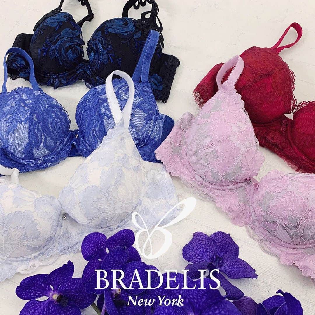 BradelisNewYork/ブラデリスニューヨークのインスタグラム：「.  肌に一番近い下着こそ、自分に合う色を選びたい♡ そんな声にお応えして、20SSコレクションからおすすめカラーをピックアップ.＋  《ブルーベース》のお肌には透明感がありフェミニンな色やビビットでモダンな色がオススメ♪ 鮮やかなブルーや意外にも白に透けにくいフューシャピンクはブルベさんの魅力をグッと引き出します♡  📷 左下から時計回り ・セレニア(オフホワイト ・イレーヌ(ロイヤルブルー) ・ミラーナ(ブラック) ・アマリス(フューシャピンク) ・セレニア(ピンク) . . . #bradelis#bradelisnewyork #ブラデリス #ブラデリスニューヨーク」