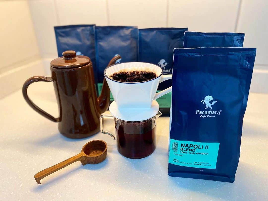 新井利佳さんのインスタグラム写真 - (新井利佳Instagram)「おはようございます。 昨日はこの前まとめて買ったコーヒーを淹れておうちでゆっくり✨ #pacamara さんのコーヒー美味しいくて。いつも行くとスタッフさんがとっても親切です❤️ 500gのpackがsold outしていたので、250gのものをまとめ買い。 Napoli 2 blend 美味しいのに安くて助かります☕️ 割れたコーヒーサーバーはまだ購入してなくて、小さい #kinto サーバーで我慢。 #chabatree のコーヒースプーンがお気に入り✨  #coffeetime #coffeelover #coffeehouse #coffee #thailandcoffee  #pacamara_th  #goodsmell #relaxtime #morningcoffee #咖啡 #泰國咖啡 #泰國咖啡豆 #輕鬆一下 #早上享咖啡 #咖啡日常 #咖啡控 #泰國生活 #好香 #香氣 #朝のルーティン #コーヒーのある暮らし #コーヒー好き #コーヒー時間 #コーヒーは自分で淹れる派 #タイコーヒー #thaicoffee」7月6日 9時12分 - rika.arai
