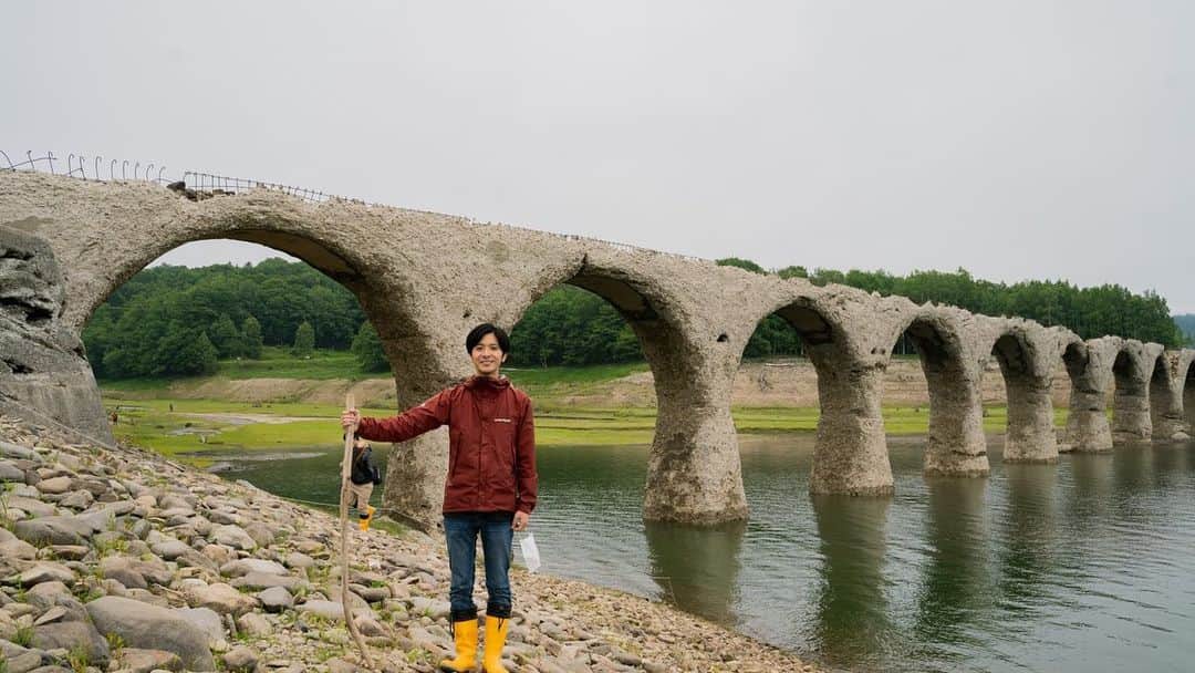 札幌テレビ「どさんこワイド朝」さんのインスタグラム写真 - (札幌テレビ「どさんこワイド朝」Instagram)「. 皆さん、おはようございます☀ 気象予報士の青山竜です🐉 .  先週末、タウシュベツ川橋梁を見に行きました😄 . 毎年、湖面に沈み凍結を繰り返してすでに崩れかけています。 . 壊れる前に見ることができて良かったです。 本当は青空の下、湖面に映る橋を見たかったのですが、残念ながら曇り空。。。道中は霧が濃かったです😂  . . #北海道の絶景 #hokkaidotrip #北海道ミライノート  #北海道 #タウシュベツ川橋梁  #札幌テレビ #どさんこワイド朝 #気象予報士 #青山竜」7月6日 9時28分 - dosanko_asa