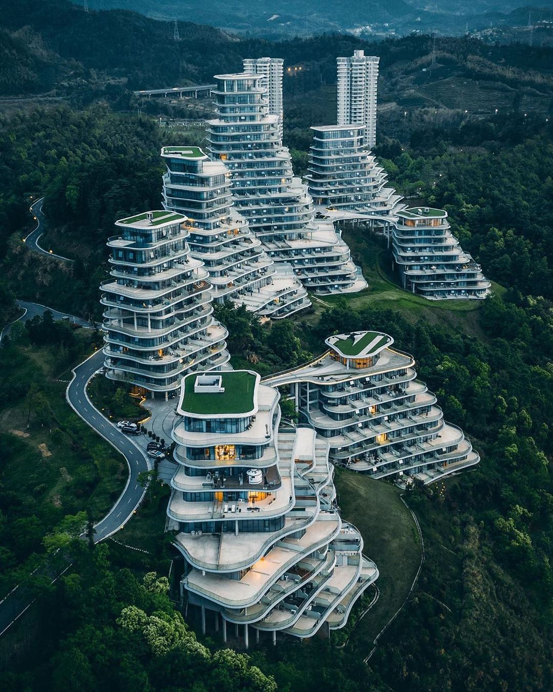 BEAUTIFUL DESTINATIONSさんのインスタグラム写真 - (BEAUTIFUL DESTINATIONSInstagram)「An interesting intersection between nature and man-made buildings in China. 🌱⛰️🏢What do you think of this shot? Let us know in the comments! (📸: @st_ella 📍: China)」7月6日 9時20分 - beautifuldestinations