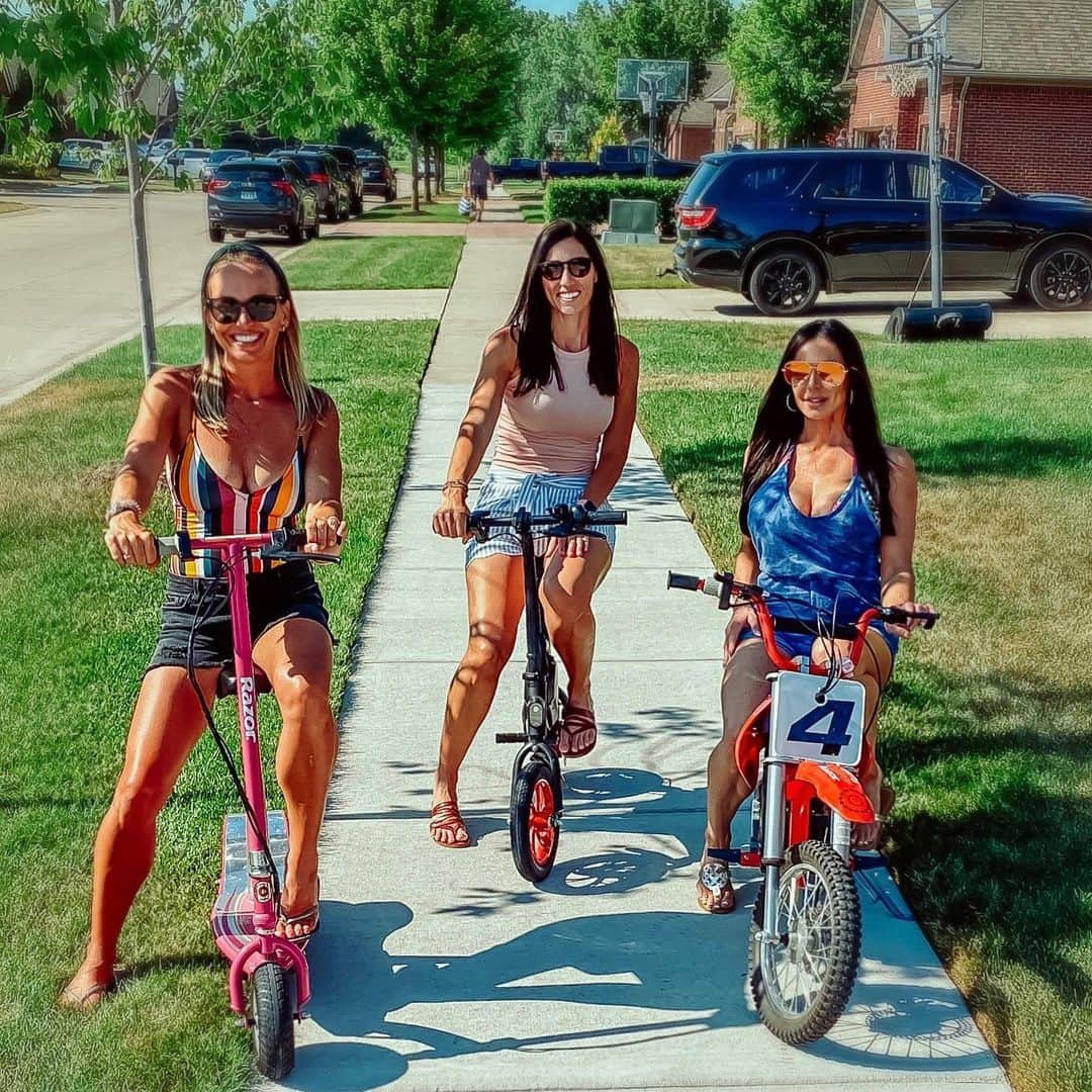Kendra Lustさんのインスタグラム写真 - (Kendra LustInstagram)「#SundayFunday #ridingdirty you can’t ride with us! #girlsquad #bffs❤️」7月6日 9時22分 - kendralust