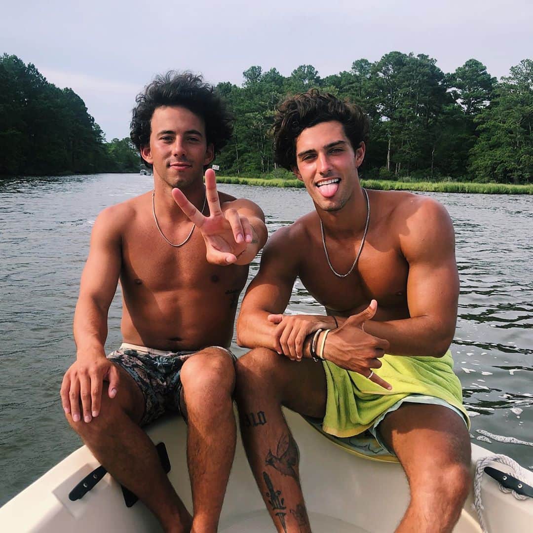 Steven Kellyのインスタグラム：「boats and bros」