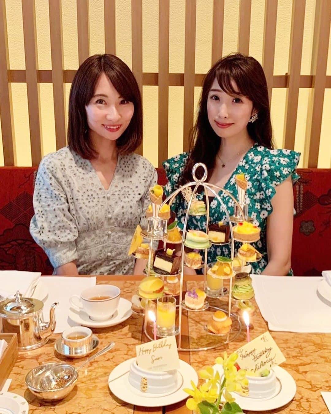 吉田早織のインスタグラム：「・﻿ 久しぶりに友達に会えた先日🌸﻿ ﻿  @chiharukoshiba ﻿とアフターヌーンティーをしてきました✨  ﻿  着る機会のなかったワンピースを着せたらなんだか娘もおすましさん﻿👧 ﻿  外出は徒歩圏内、友達にも会えない生活にもすっかり慣れてしまい、  意外と平気かも？！と思っていたけど やっぱり会って話ができるのはリフレッシュになるし大切な時間✨﻿ ﻿ ﻿ と思っていたのも束の間、ニュースを見ると またしばらく様子見かなぁと感じています😂﻿ ﻿ ﻿  ﻿ ﻿ ﻿  #アフターヌーンティー #afternoontea #ペニンシュラ東京 #日比谷 #銀座」