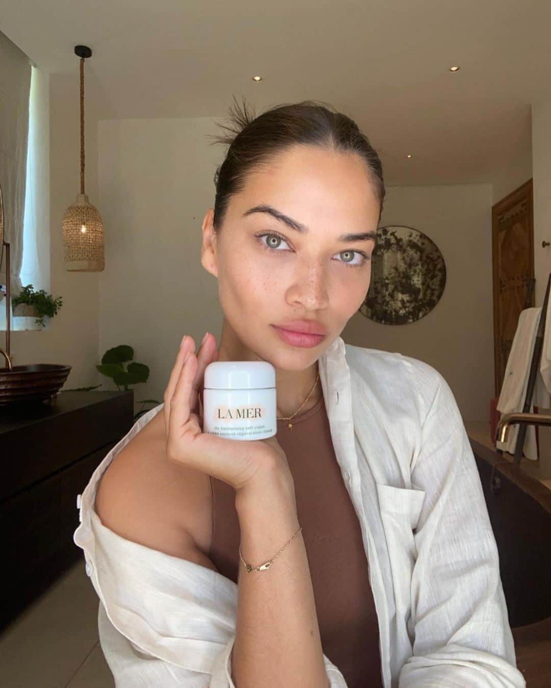 シャニーナ・シャイクのインスタグラム：「The most important beauty tip , MOISTURIZE! Staying hydrated is extremely important for your skin. The Moisturizing Soft Cream from @lamer is one of my top favourite products. The texture is silky and smells delicious. Once applied to my skin the hydrating formula creates this instant radiant glow. More importantly, the moisturizing cream has healing miracle broth, creating calm and soft skin! I love to use this product before I apply my makeup for an extra glow!    #LoveLamer #LamerInfluencer」
