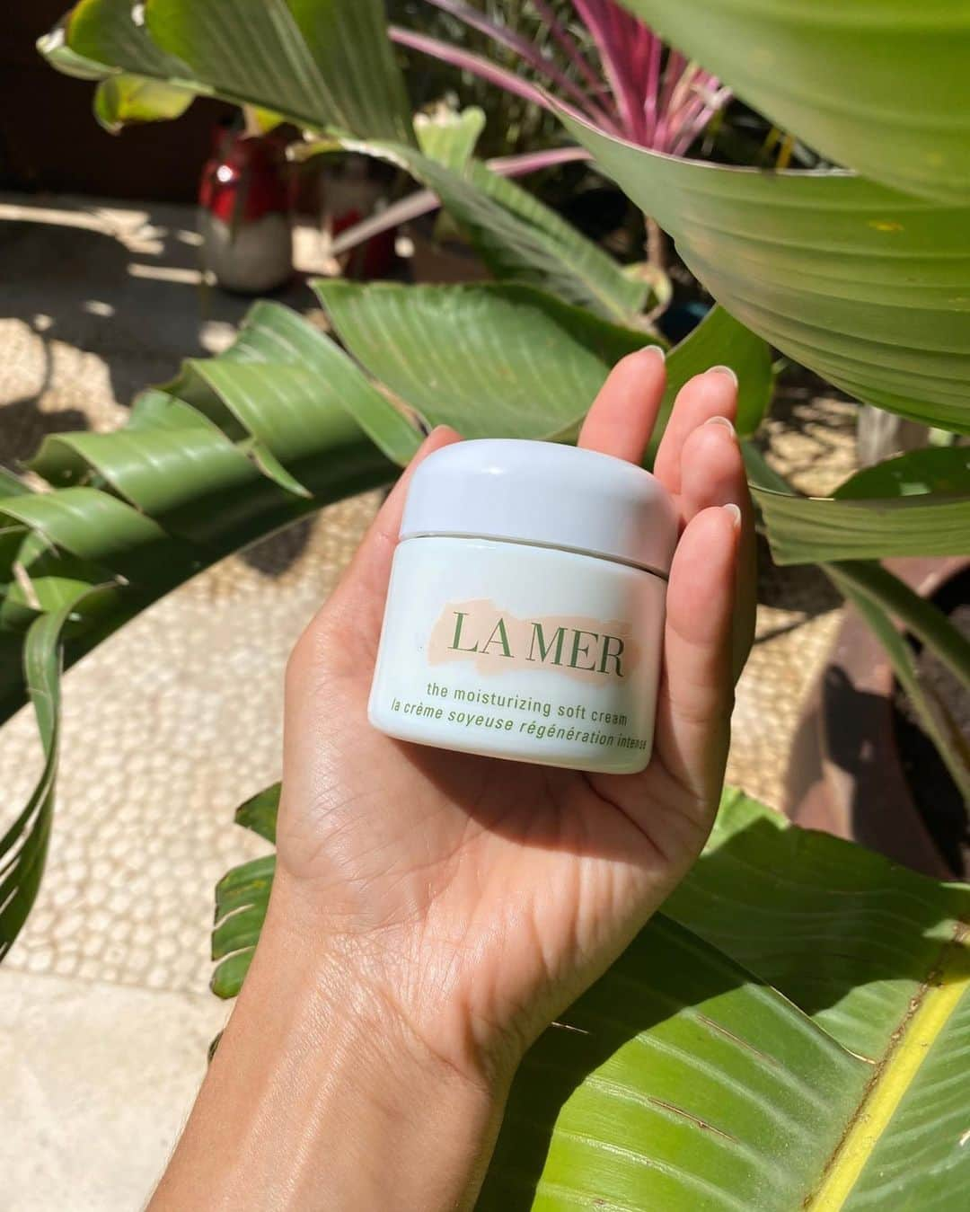 シャニーナ・シャイクさんのインスタグラム写真 - (シャニーナ・シャイクInstagram)「The most important beauty tip , MOISTURIZE! Staying hydrated is extremely important for your skin. The Moisturizing Soft Cream from @lamer is one of my top favourite products. The texture is silky and smells delicious. Once applied to my skin the hydrating formula creates this instant radiant glow. More importantly, the moisturizing cream has healing miracle broth, creating calm and soft skin! I love to use this product before I apply my makeup for an extra glow!    #LoveLamer #LamerInfluencer」7月6日 0時43分 - shaninamshaik