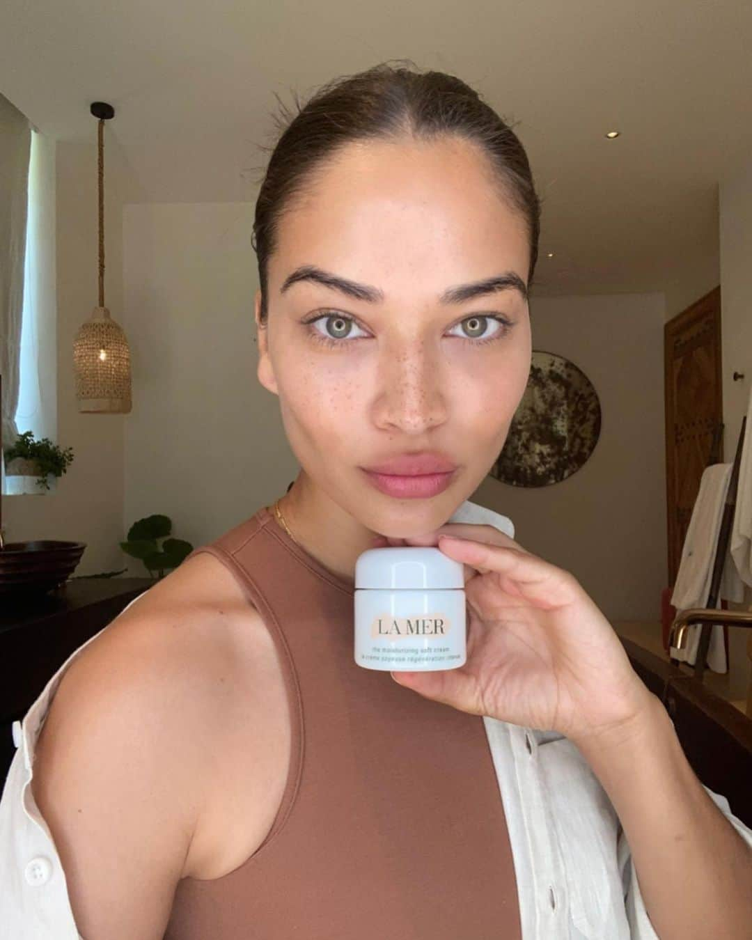 シャニーナ・シャイクさんのインスタグラム写真 - (シャニーナ・シャイクInstagram)「The most important beauty tip , MOISTURIZE! Staying hydrated is extremely important for your skin. The Moisturizing Soft Cream from @lamer is one of my top favourite products. The texture is silky and smells delicious. Once applied to my skin the hydrating formula creates this instant radiant glow. More importantly, the moisturizing cream has healing miracle broth, creating calm and soft skin! I love to use this product before I apply my makeup for an extra glow!    #LoveLamer #LamerInfluencer」7月6日 0時43分 - shaninamshaik