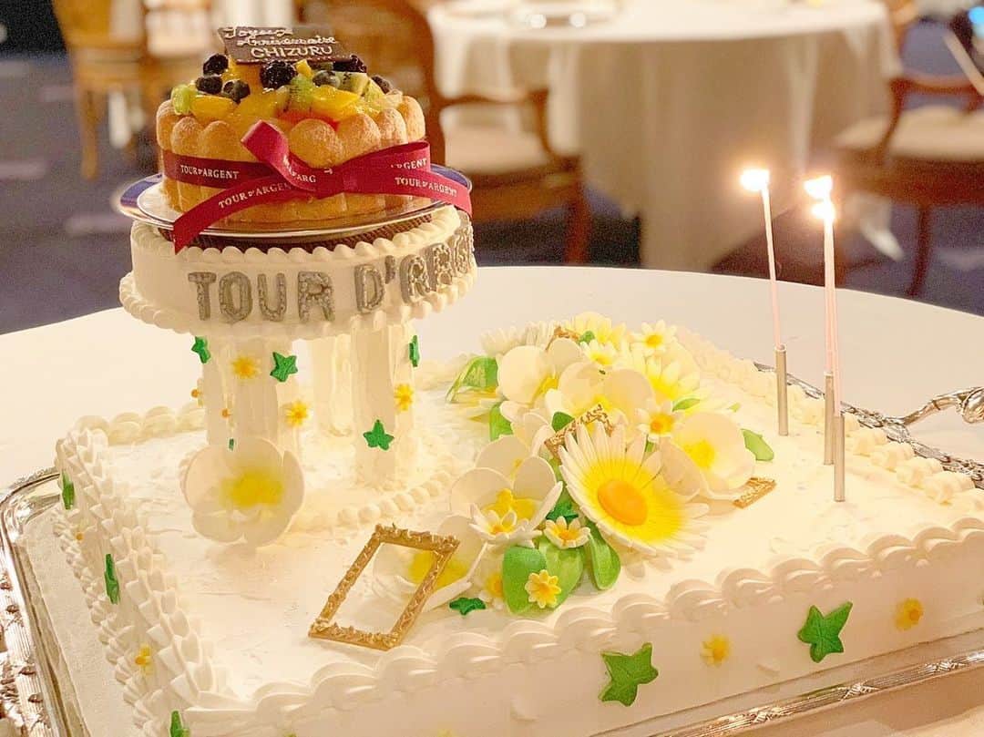 ちぃ Chiのインスタグラム：「私が東京で一番大好きなフランス料理のお店トゥールダルジャンで、親友のりおちゃんがお誕生日のお祝いしてくれたよ〜💗💗本当にありがとう🥰  #トゥールダルジャン #tourdargent #tourdargenttokyo #トゥールダルジャン東京 #インスタ映え #ニューオータニ #ホテルニューオータニ #ホテルニューオータニ東京 #birthday #birthdaycake #映えスイーツ #映えスポット #映え写真 #mybirthday #thanks #love #フランス料理 #紀尾井町」