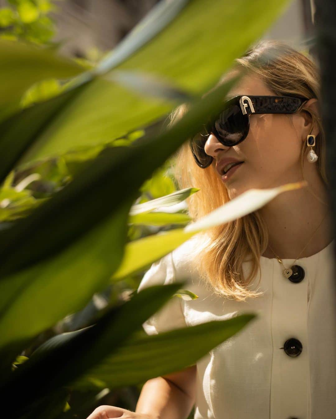 フルラさんのインスタグラム写真 - (フルラInstagram)「Gardening can be glam - just add sunglasses to turn an afternoon outside into a bright moment of style. Discover the new Furla 1927 sunglasses, powered by @derigo_official.  #thefurlasociety #furlafeeling #newcollection #furla #accessories #fashion」7月6日 0時36分 - furla