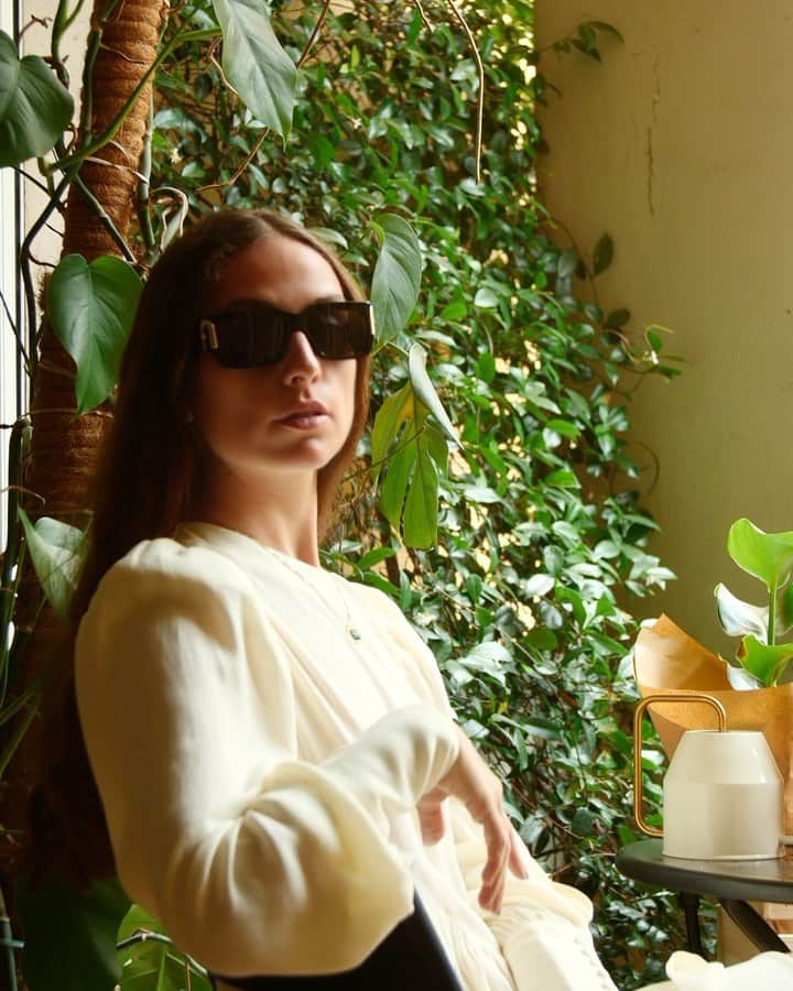 フルラのインスタグラム：「Gardening can be glam - just add sunglasses to turn an afternoon outside into a bright moment of style. Discover the new Furla 1927 sunglasses, powered by @derigo_official.  #thefurlasociety #furlafeeling #newcollection #furla #accessories #fashion」
