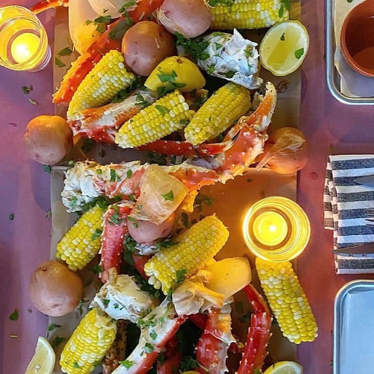 Food & Wineさんのインスタグラム写真 - (Food & WineInstagram)「Culinary Director at Large @justinchapple proving that long weekends are good for burgers, hot dogs and (naturally) wild Alaskan king crab legs. 🦀 #howisummer」7月6日 0時38分 - foodandwine