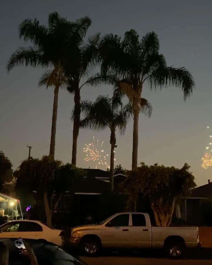 吉田沙織のインスタグラム：「July 4th 2020🇺🇸✨  7月4日はアメリカの独立記念日🇺🇸 花火でお祝いするが恒例ですが、もはや爆発レベルに打ち上がってます😀停まってる車たちもビックリよ。笑  今年はコロナで花火大会もなく、ビーチも公園もクローズしているので、例年よりも盛大な打ち上げ祭りでした✨✨✨  2020年ももう半年過ぎましたねぇ、今年はお家で過ごす特別な年としましょう🙃  #july4th #fireworks #2020 #アメリカ #アメリカ在住 #ロスアンゼルス #独立記念日」