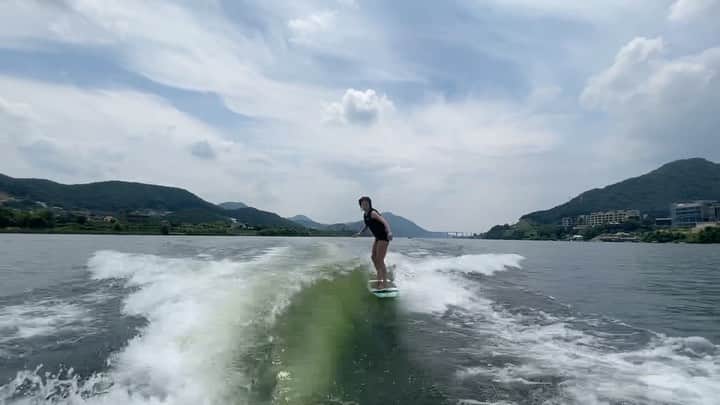 パク・ヒョジュのインスタグラム：「감사한 자연🌊 . . #애기알리#까불었네#알리알리도 #매일이즐거운서핑🏄‍♀️ #wakesurfing #웨이크서핑 #너가와야하나봐요😘 #badboy🎶  #평화수상례져#평화수상스키장#왕스몰#웨이크서핑#김대장의웨이크서핑#양종화코치님#NXT22#엑시스T23#peacewater」