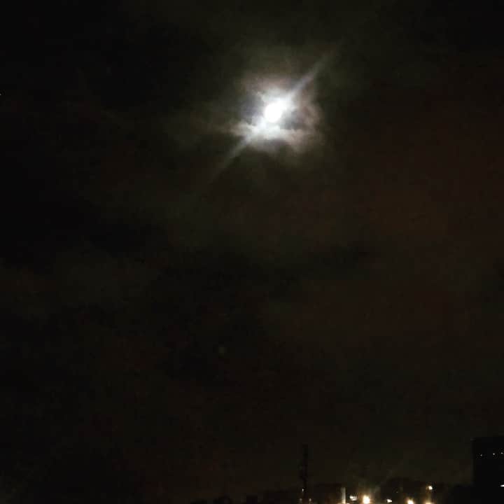 のインスタグラム：「雲がぶっ飛んでった夜。めっちゃ早くてびっくりした。片目抑えて、ぐっ…早くっ…俺から…離れろぉ！！とかやりたくなった。もう治んないなぁ。楽しいからいいけどw」