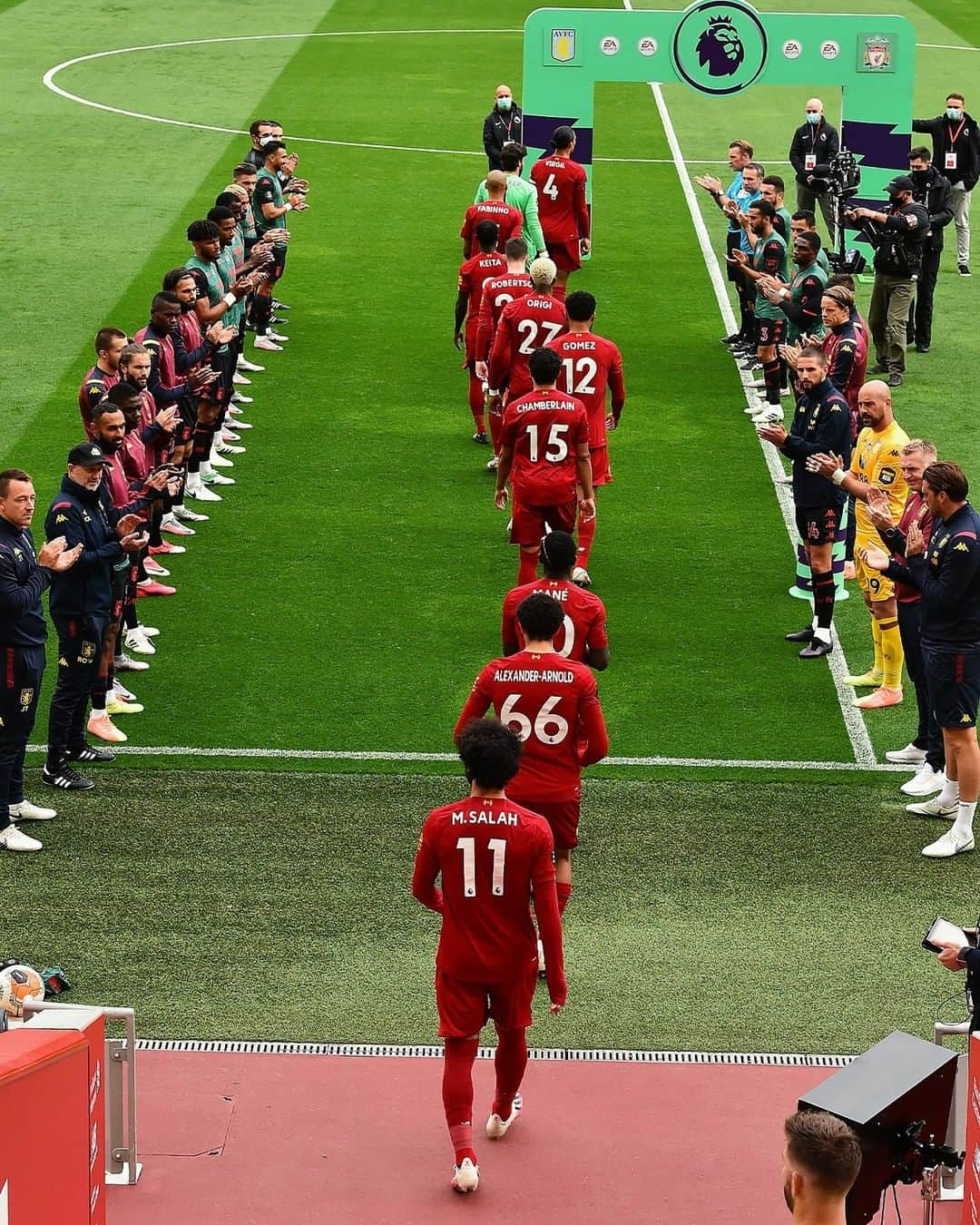 リヴァプールFCさんのインスタグラム写真 - (リヴァプールFCInstagram)「Walking out to a guard of honour at Anfield 😍🙌 #LFC #LiverpoolFC #Anfield #PremierLeague #Champions #LIVAVL #StaySafe」7月6日 0時54分 - liverpoolfc