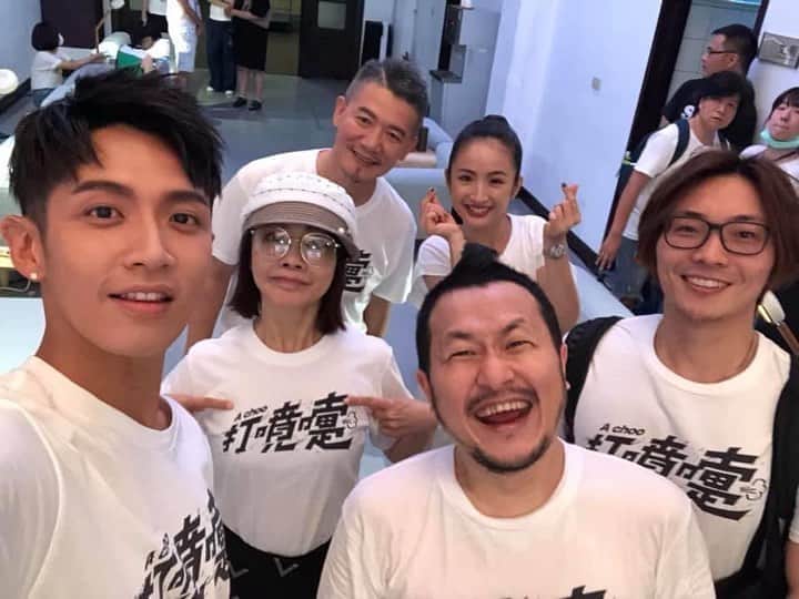柯震東のインスタグラム：「謝謝大家.....打噴嚏.....剛剛世界首映了！！這....真的好像一場夢！！我一直很努力的讓打噴嚏讓大家看到！因為.....我希望自己勇敢的解決自己造成的問題！謝謝北影！謝謝今天來的大家！你們讓我更勇敢了！！也謝謝所有幕前幕後的大家！！我會最勇敢🥊🥊 @achoomovie @linyichen.ariellin @taipeiff @giddens9 @angiechai888」