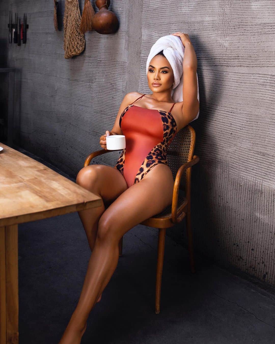 ダフネ・ジョイのインスタグラム：「Sunday afternoon ☕️ Wearing the reversible leopard swimsuit exclusively from our new collection with @lanimalco x @daphnejoycollection I just love the fabric & fit! Link in bio 🐆」