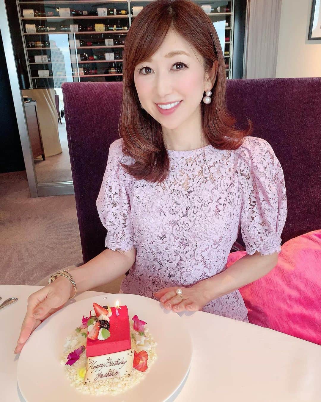 のインスタグラム：「本日、51回目の誕生日を迎えました😊 . 多くの皆様から温かいメッセージをいただき、一件、一件、有り難く拝見しました。 本当にありがとうございました🙏💕 . たくさんの素晴らしいご縁に恵まれて今の自分がいることを実感し、改めて感謝の一日でした✨ . 今回のコロナ禍で、自分の価値観も少し変化して、これからはより丁寧に毎日を過ごしていきたいと思うようになりました😌 . 実際に、日々の生活習慣や食習慣を見直すことで不思議と考え方が前向きになり、前々から興味があった『発酵』について深く勉強をしたいという気持ちが強くなり、自粛中からおうち時間を利用し、通信教育で新たに資格取得の勉強を始めました😊 . また、自分の新たなライフワークとして、これから同世代の女性の皆様に、私の経験や実践してきたことを通して、より楽しく、そして美しく、生きるためのヒントをお伝えする小さなセミナーも行なっていきたいとも考えていて、現在、色々模索しているところです😌 . 51歳でも進化を目指し、これからも自分らしく過ごしていきたいと思っています✨ . まだまだ未熟な私ですが、皆様、これからもどうぞよろしくお願い致します💗 . . #和泉佳子  #7月5日　#誕生日 #51歳 #感謝」