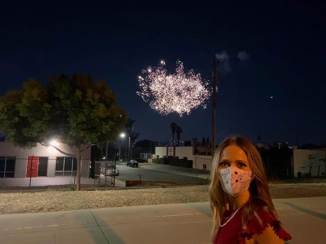 ジョアンナ・ブラッディのインスタグラム：「I hope everyone is having a safe holiday weekend! ❤️」