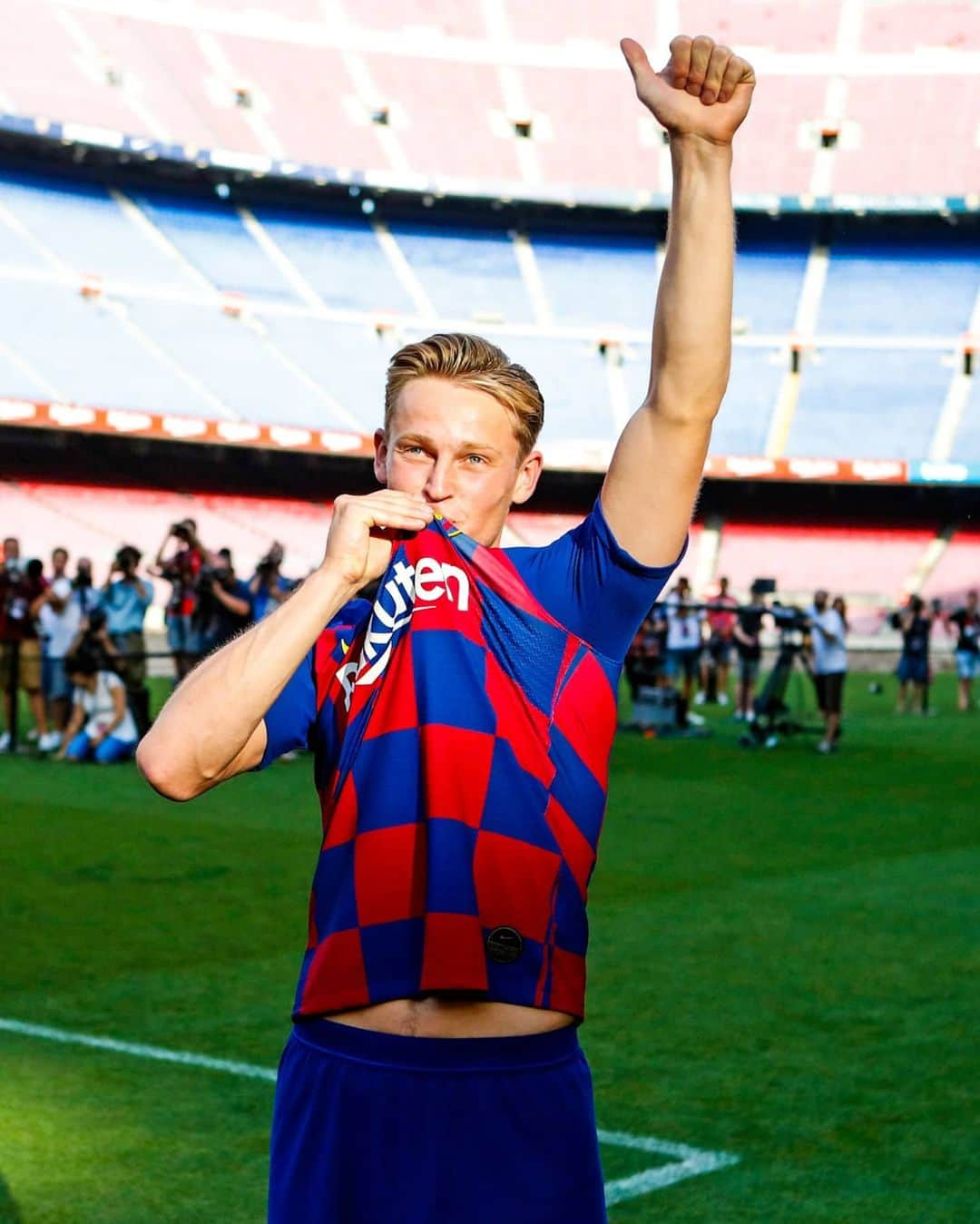 FCバルセロナさんのインスタグラム写真 - (FCバルセロナInstagram)「📝 OTD last year, @frenkiedejong became a culer 🔵🔴」7月6日 1時19分 - fcbarcelona