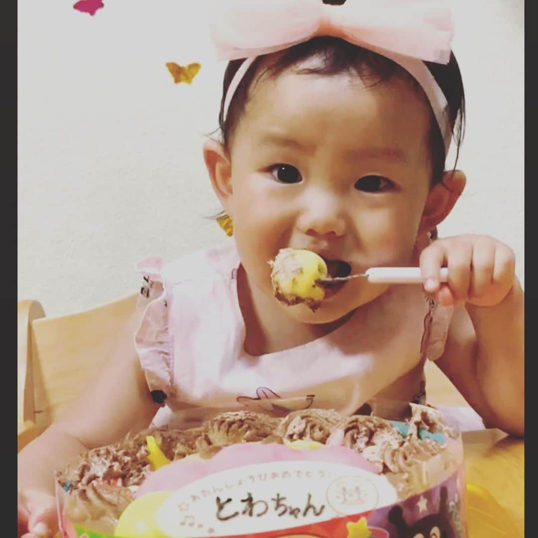 小林優介さんのインスタグラム写真 - (小林優介Instagram)「娘が人間で言う所の2歳になりました。4か月振りにあったらすっかり一丁前の人間になってました。今のこの歳はあるあるなようですが、もうYouTubeを自在に操り好きな動画を選んで広告スキップボタンを連打していますwこっちがちびるかと思うくらいかわいいですねえ。健やかに育ってくれりゃーそれで良いです。」7月6日 1時19分 - yashikobanny