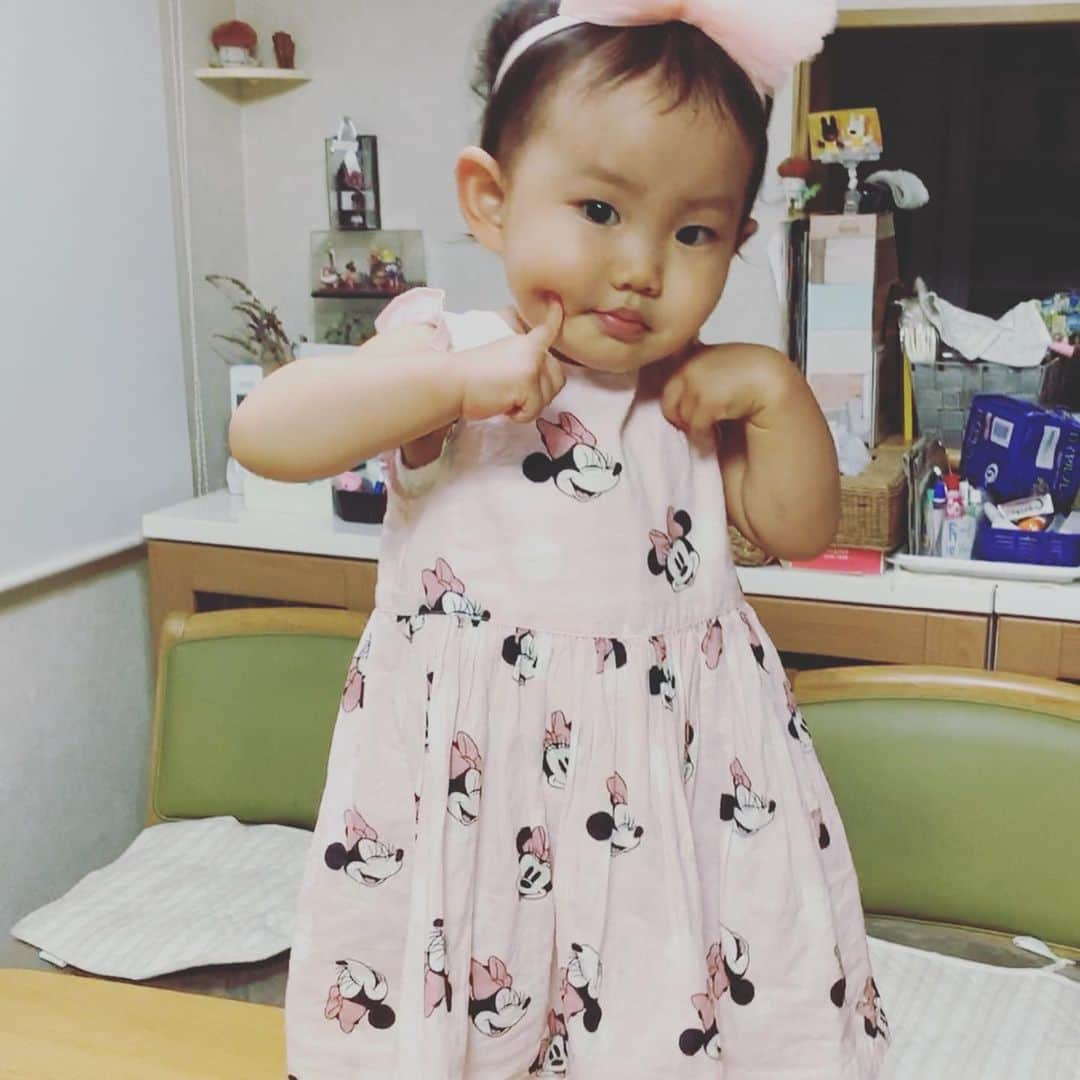 小林優介のインスタグラム：「娘が人間で言う所の2歳になりました。4か月振りにあったらすっかり一丁前の人間になってました。今のこの歳はあるあるなようですが、もうYouTubeを自在に操り好きな動画を選んで広告スキップボタンを連打していますwこっちがちびるかと思うくらいかわいいですねえ。健やかに育ってくれりゃーそれで良いです。」