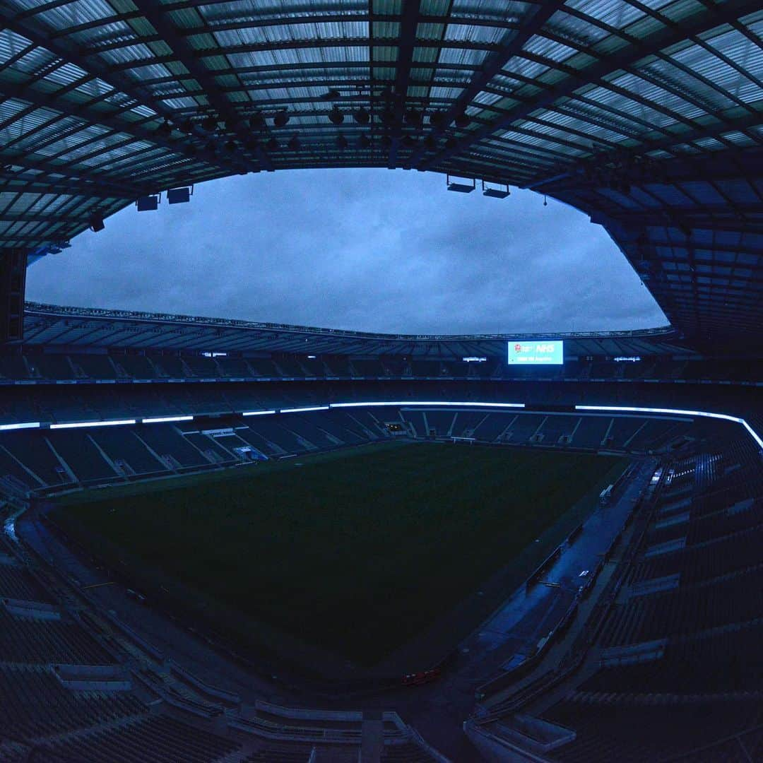 ラグビーイングランド代表さんのインスタグラム写真 - (ラグビーイングランド代表Instagram)「In honour of the #NHSBirthday today, Twickenham Stadium has been lit up blue in tribute to all their incredible work 👏💙 #ThankYouTogether」7月6日 1時20分 - englandrugby