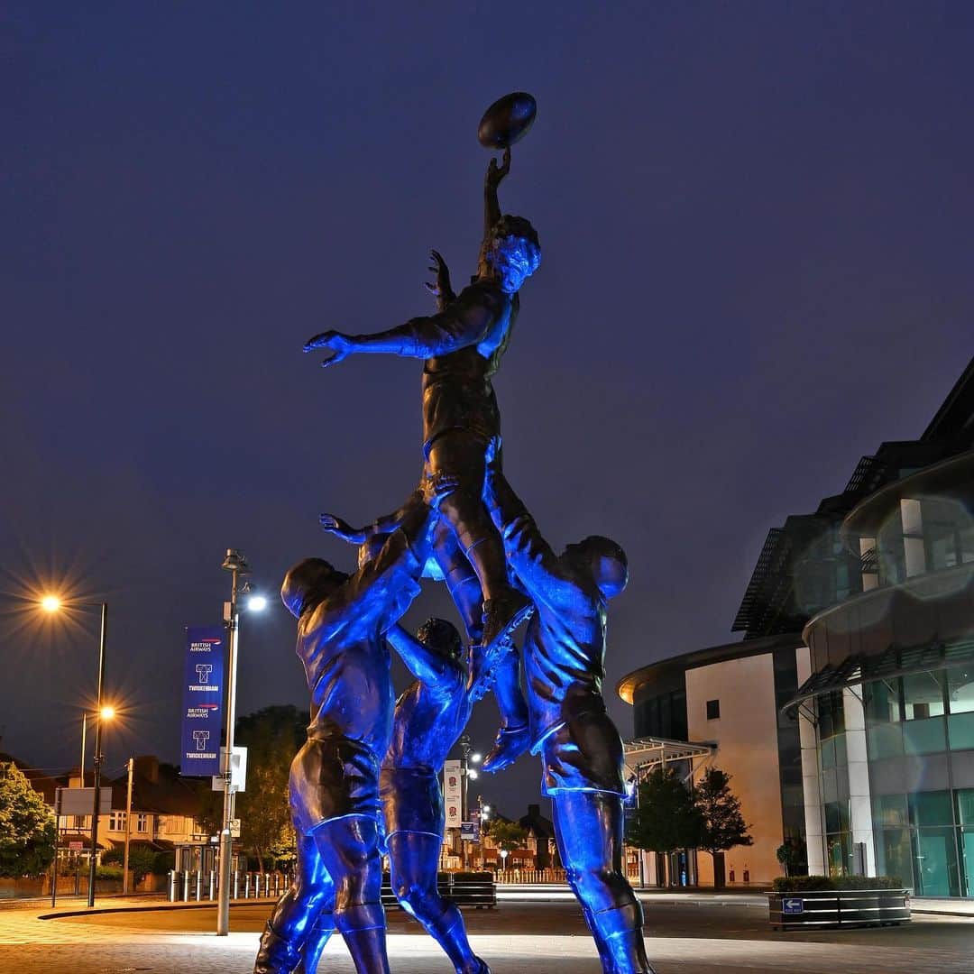 ラグビーイングランド代表さんのインスタグラム写真 - (ラグビーイングランド代表Instagram)「In honour of the #NHSBirthday today, Twickenham Stadium has been lit up blue in tribute to all their incredible work 👏💙 #ThankYouTogether」7月6日 1時20分 - englandrugby