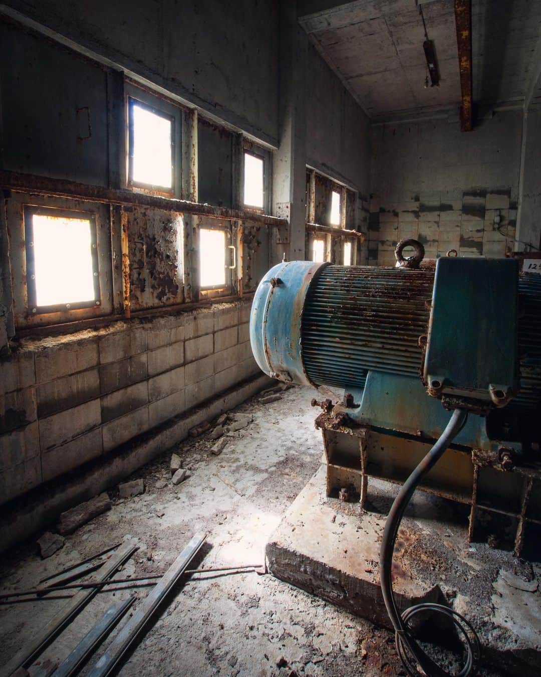 のインスタグラム：「worship 𓆲 𓆲 𓆲 #abandonedafterdark #urbex_supreme #desertedplaces #abandon_seekers_ #urbex_regards #welcometwoneverland #kings_abandoned #abandonedcentral #the_urbex_institute #renegade_abandoned #rsa_preciousjunk #glitz_n_grime #gotrespassing #savethedecay #bandorebelz #abandoned_addiction #abandoned #urbex #global_urbex #urbex_utopia #abandonig #allabandoned #urbex_kings #sombrexplore #grime_lords #urbxtreme #all_is_abandoned #discarded_butnot_forgotten #廃墟 #made_in_decay」