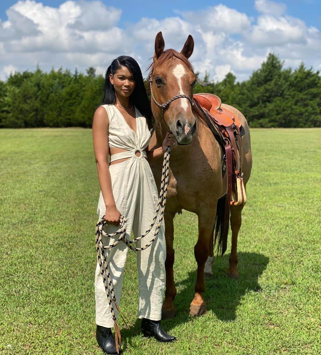 シャネル・イマンのインスタグラム：「📍Oklahoma 🌿 Ranch style @revolve #REVOLVEaroundtheworld #REVOLVEsummer 🐴♥️」