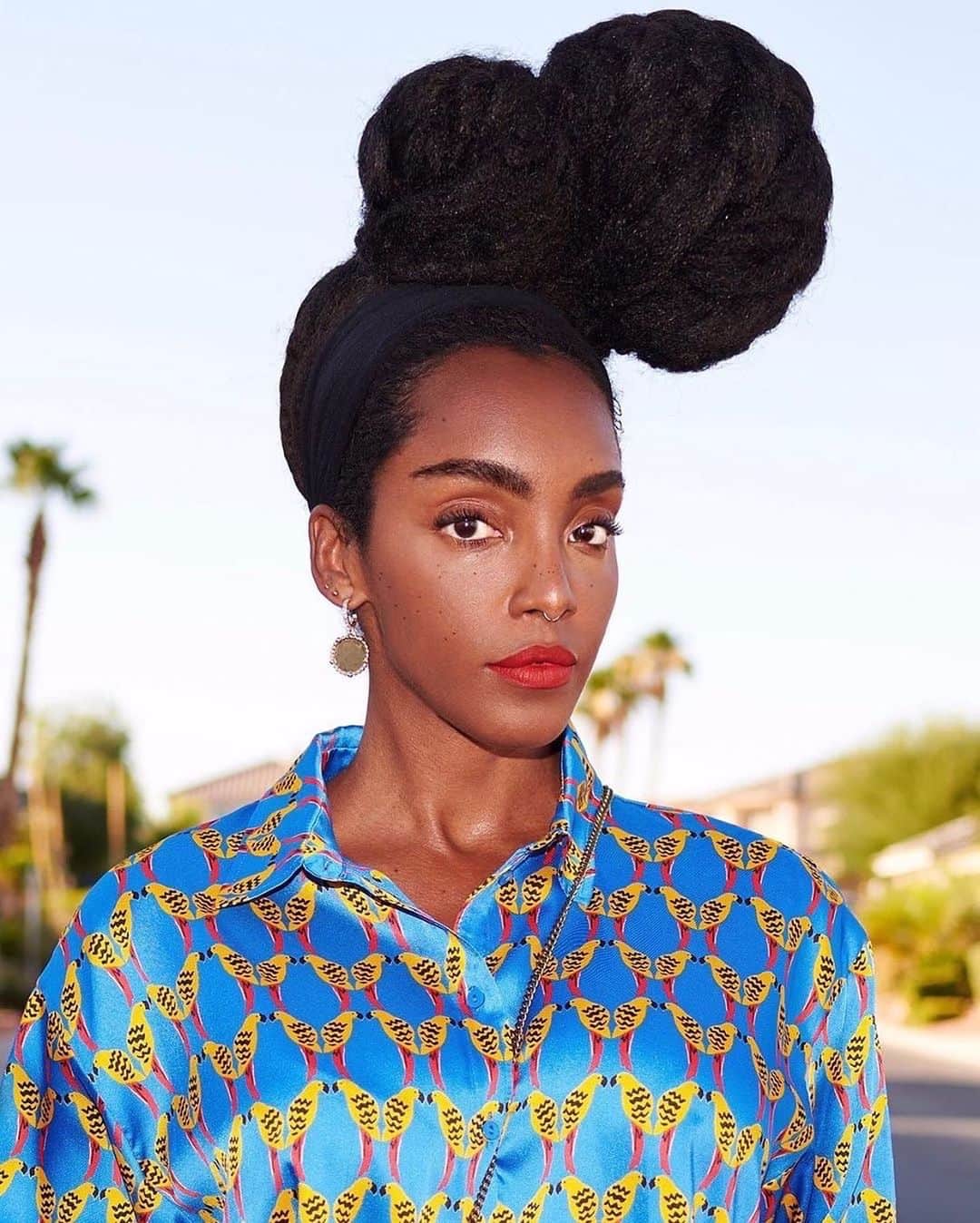ダニジョーのインスタグラム：「Bold prints and dainty details 💙 @ciprianaquann in the Twiggy earrings #dannijogirls」