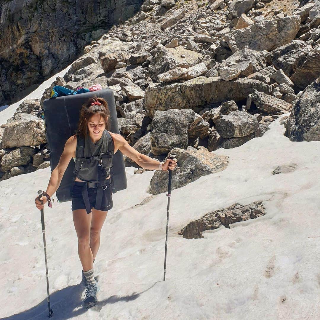 アレックス・パッチシオのインスタグラム：「Working hard and loving it!!! 💪🏻😄💙💚🤍🧡🖤❤️🤎💛💜 . Hiking to the Hallet boulder.  . @scarpana @organicclimbing @frictionlabs @evn_cbd  . Pic by the one and only- @robinoleary 🥰」