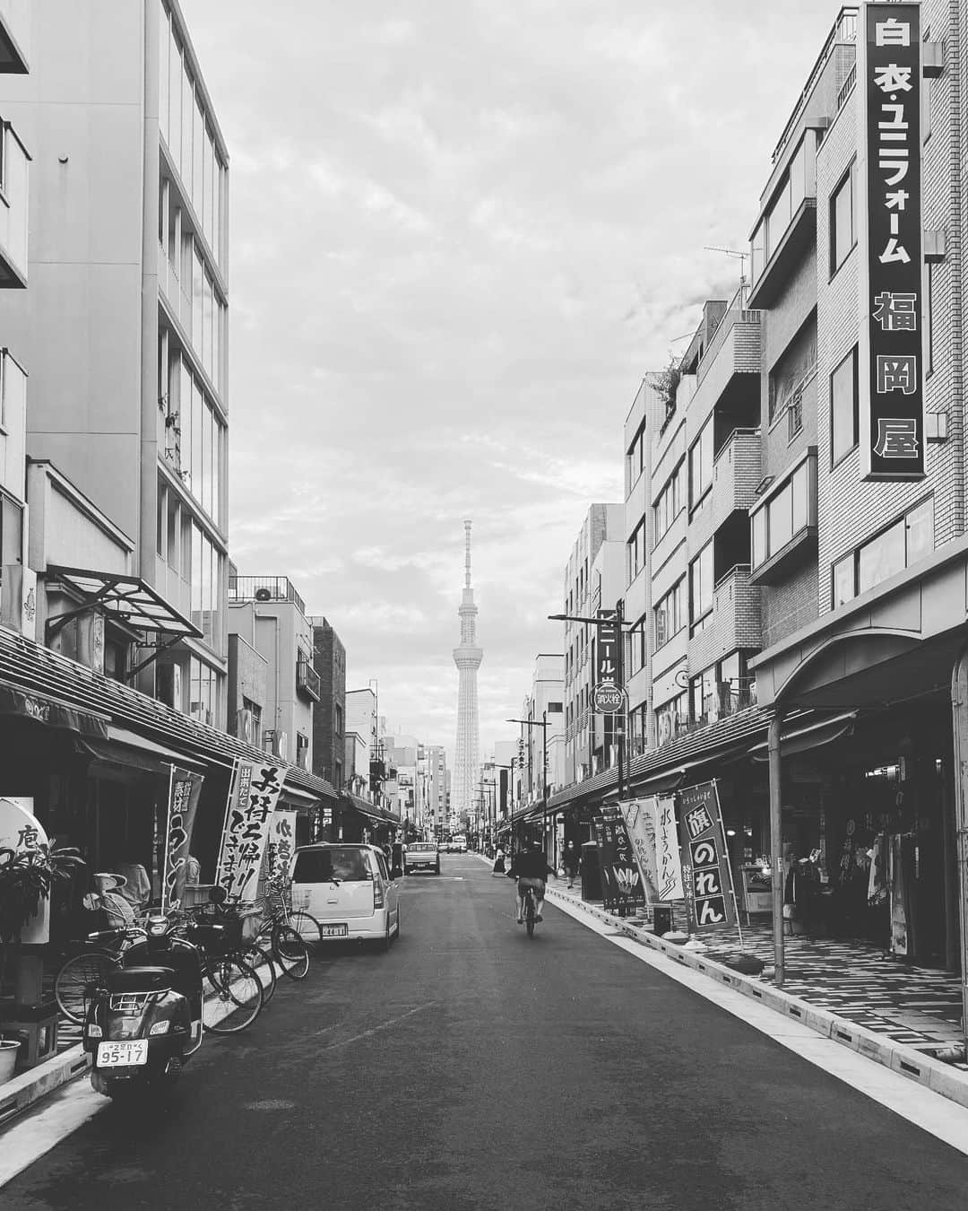 MACKA-CHINのインスタグラム：「レア盤のレコードを思いきって買う感じに近い感じでトマトがスパッと切れる包丁を探しに合羽橋へ。高いなぁと思いながらも毎日使うしってことで研ぎ方も教わってきました。大切に使いたいと思っております。」