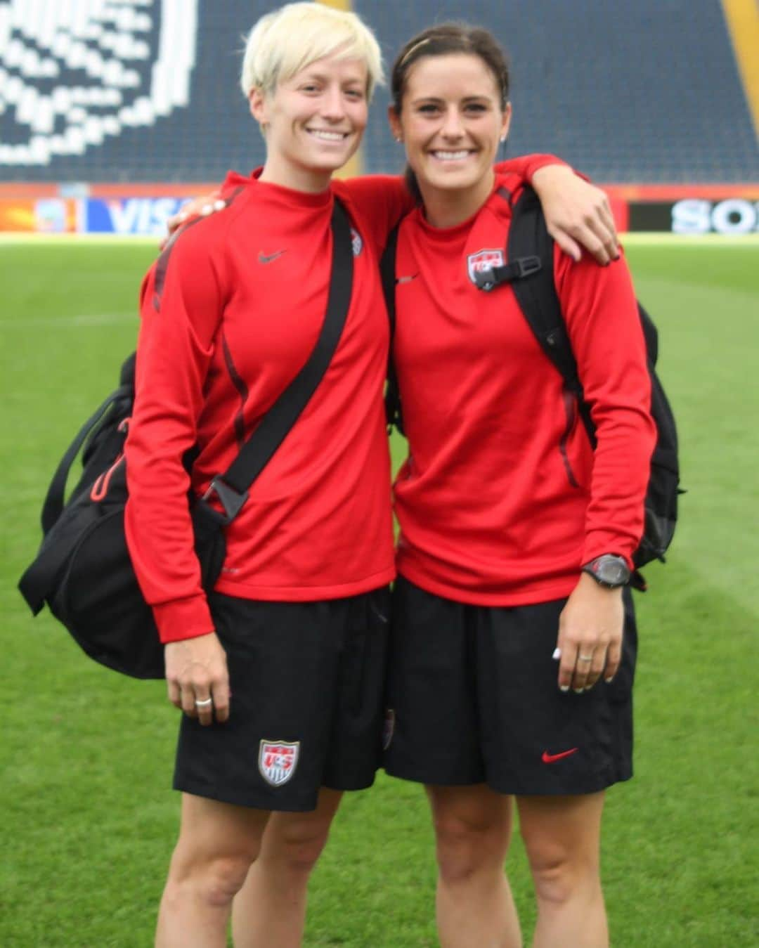 アリ・クリーガーさんのインスタグラム写真 - (アリ・クリーガーInstagram)「Happy Birthday @mrapinoe !!  Thank goodness we’re decent footballers so that we could eventually meet and form our beautiful, blossoming friendship over the years.. my life wouldn’t be as fun nor fabulous without you in it! ❤️ I love you lots and today I’m celebrating you from afar!! 🧁🎈🎂」7月6日 1時47分 - alikrieger