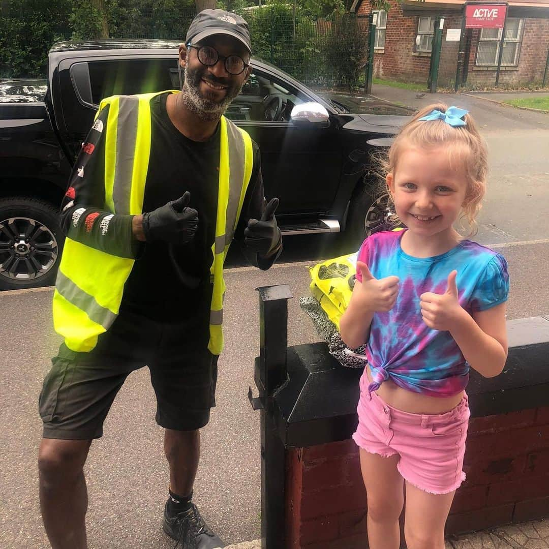 E! Onlineさんのインスタグラム写真 - (E! OnlineInstagram)「During quarantine, 8-year-old Tallulah learned signs to be able to communicate with her delivery man Tim who is deaf. After their friendship stole the internet's heart, "Tim signed to us that he cried with joy." ❤️(📷:Twitter/ @mummybear1903)」7月6日 2時01分 - enews