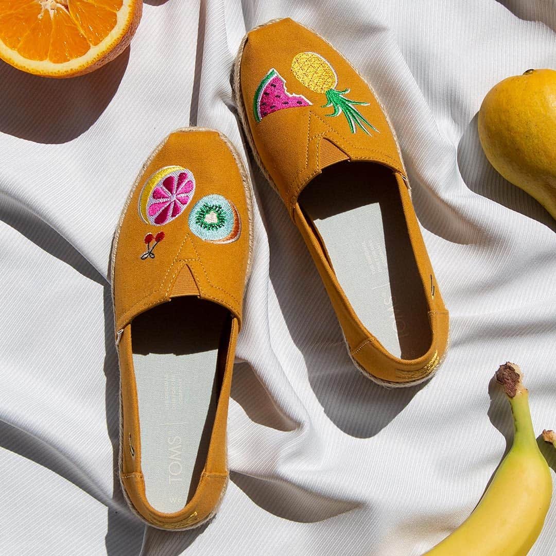 トムズシューズのインスタグラム：「Your summer squeeze 🍍🍉🥝🍒」