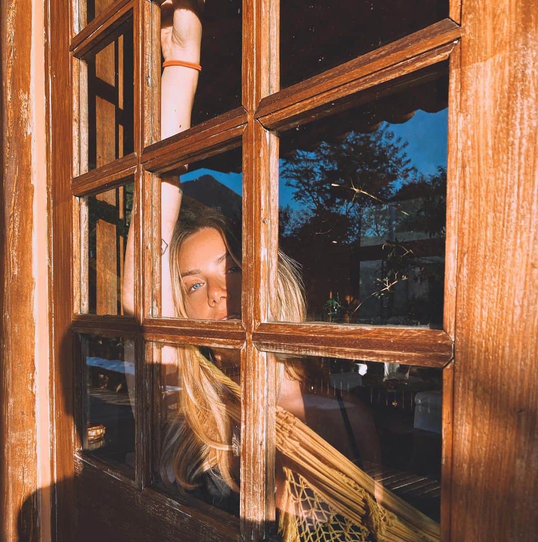 Bruno Gagliassoさんのインスタグラム写真 - (Bruno GagliassoInstagram)「🌻❤️☀️ @gioewbank  ____ Descrição da imagem: Giovanna posando atrás de uma janela de vidro e madeira com o sol iluminando a paisagem e a sombra do Bruno na janela.」7月6日 1時59分 - brunogagliasso